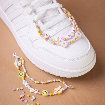 Collar de cuentas como decoración para zapatos