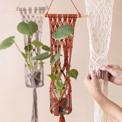 Colgador de flores de macramé