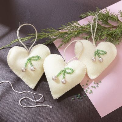 Corazones navideños de fieltro con cerezas con cuentas