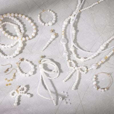Joyas con cuentas blancas de madre perla