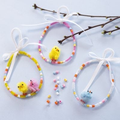 Adornos colgantes de primavera con pollitos