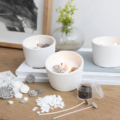 Vela de soja con rosas en plato