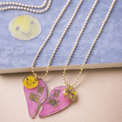 Collar de la amistad con colgante de plástico retráctil