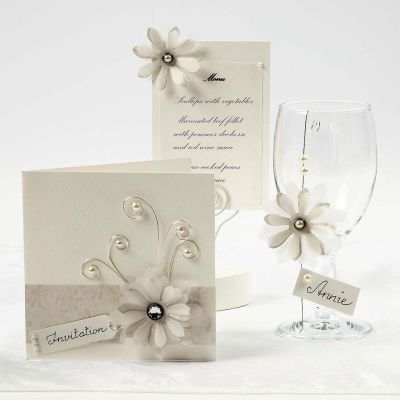 Tarjetas color crema con flores de papel vegetal