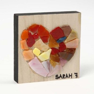 Un mosaico de vidrio en una placa de madera.