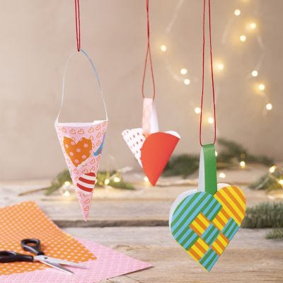 Cestita corazón o cono hechas de papel glaseado