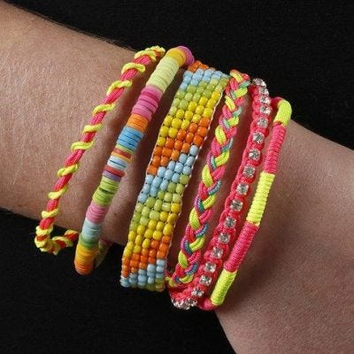 Varias pulseras en una - unidas con cierres doblados