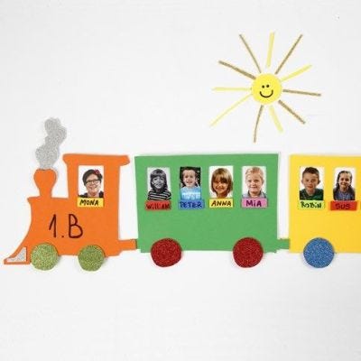 Presentación de fotos en un tren hecho de espuma.