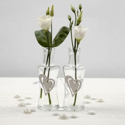 Jarrón de cristal con corazón de madera atado con cinta satinada