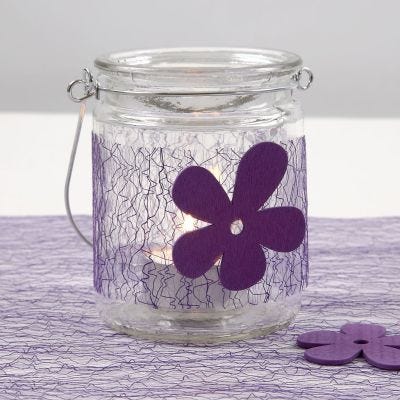 Portavelas con tela lila y flor de madera
