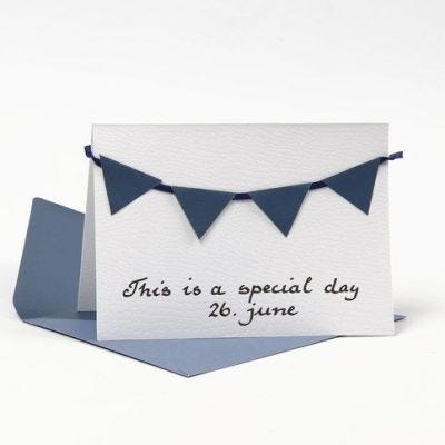 Postal decorada con banderínde papel texturizado azul