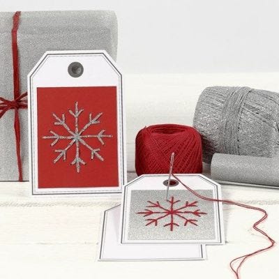 Tarjeta de regalo con copo de nieve bordado 