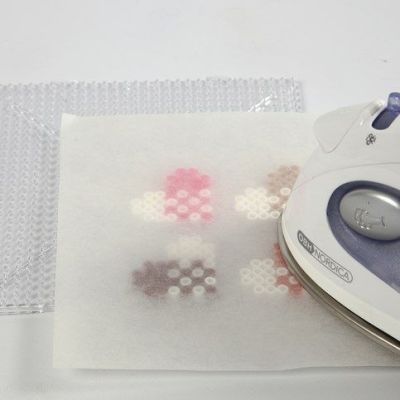 Etiqueta manila con corazón de cuentas