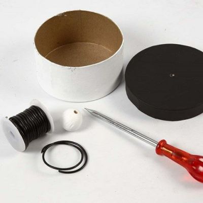 Cajas hechas a mano pintadas con pintura de pizarra y con una asa en la tapa