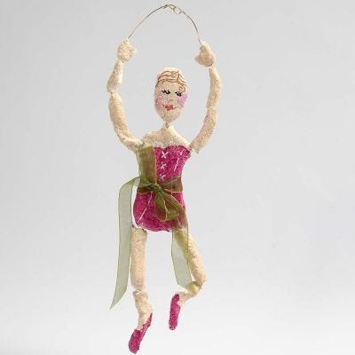 Bailarina hecha con alambre dorado y recubierta de pulpa de papel maché