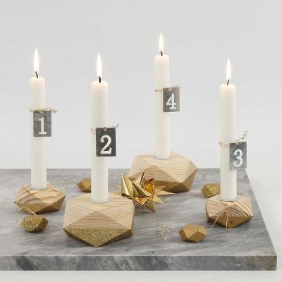 Cuatro porta velas parcialmente pintados de dorado