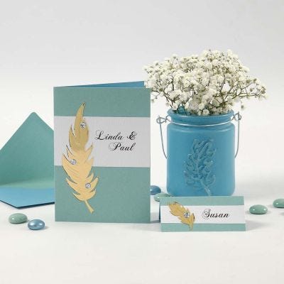 Invitaciones y tarjetas para nombre con plumas doradas