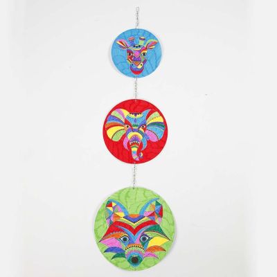 Móvil con diseño pre dibujado y decorado con rotuladores