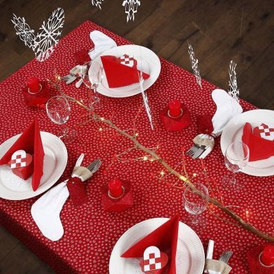 Decorar una mesa navideña en rojo y blanco