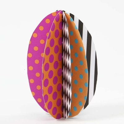 Huevo hecho con cartulinas estampadas