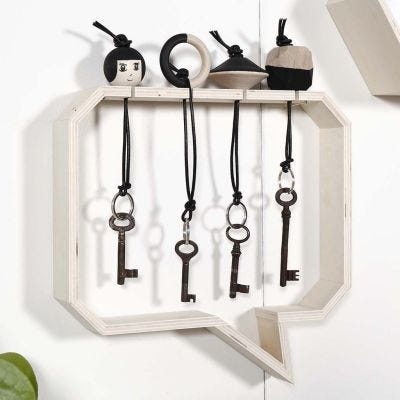 Llaveros de madera en estante con muescas