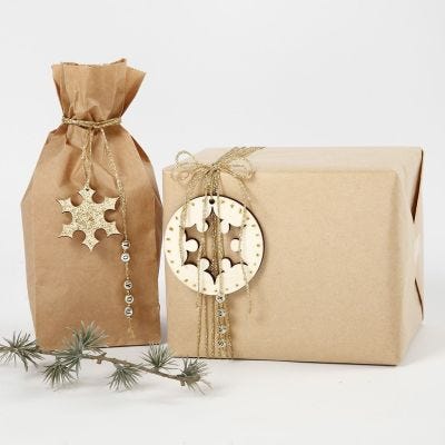 Envolver regalos con decoraciones doradas