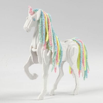 Caballo transformado en unicornio