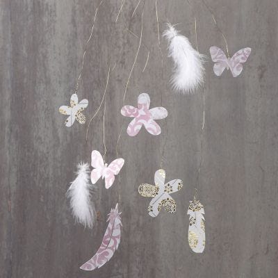 Decoraciones colgantes con plumas y elementos troquelados