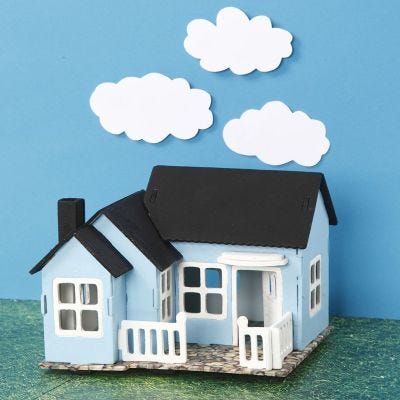 Casa de madera pintada y decorada