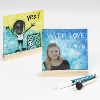 Una placa de vidrio en un soporte pintado y decorado con impresiones