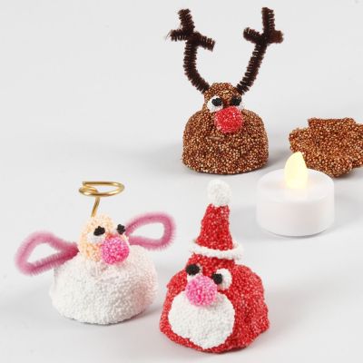 Figura navideña de Foam Clay sobre vela LED