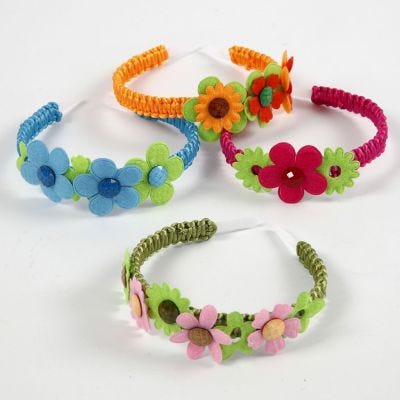  Una diadema con flores de fieltro y cabujones