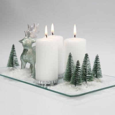 Una decoración de Navidad con velas