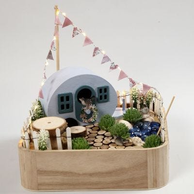  Un campamento en miniatura en una bandeja
