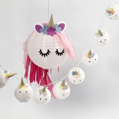  Una lámpara de unicornio y una guirnalda de luces de hadas