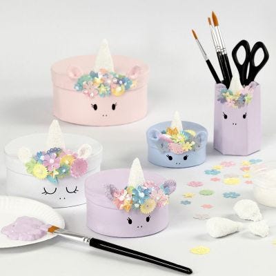 Cajas de cartón de unicornio con decoraciones de Foam Clay