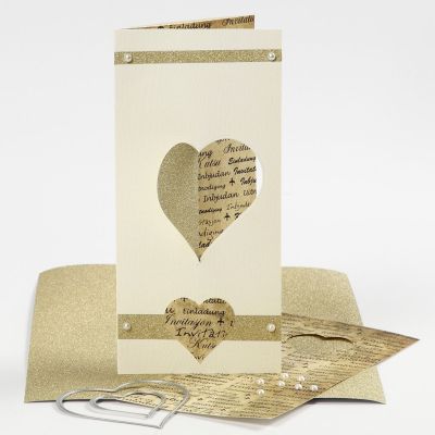  Una tarjeta triple con medio corazón perforado usando la máquina troqueladora y embossing