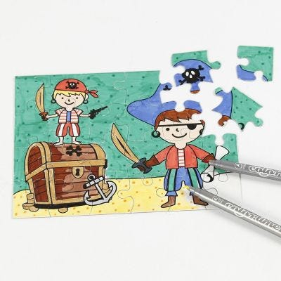 Un puzzle de piratas decorado con rotuladores