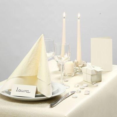 Inspiración de fiesta con decoraciones de mesa blancas
