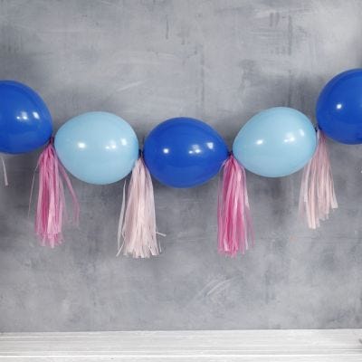  Una guirnalda de Globos y borlas unidos