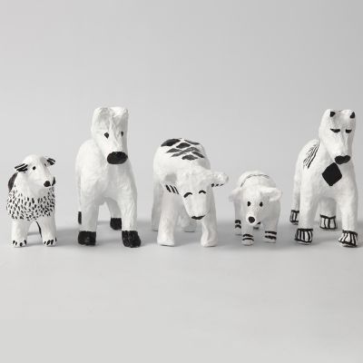 Animales de papel maché con diseños gráficos