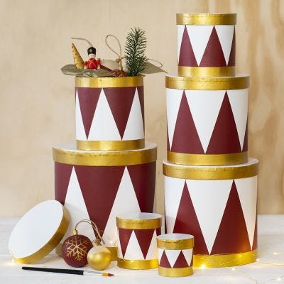 Cajas pintadas como tambores con pintura