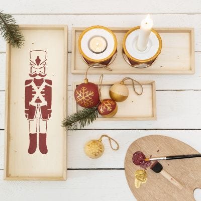Una bandeja con un diseño estampado de cascanueces