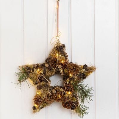Una estrella de metal para una decoración de puerta decorada con conos