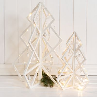 Un árbol de Navidad de madera en 3D con decoraciones y adornos navideños