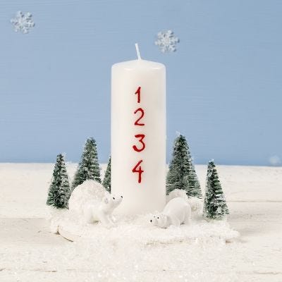 Una decoración de Navidad con una vela