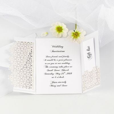 Una invitación de boda decorada con una tarjeta troquelada