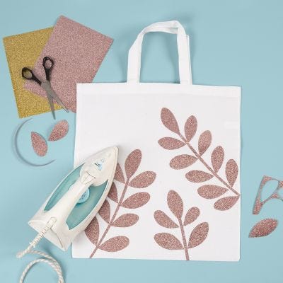 Una bolsa de compra con hojas de foil planchadas