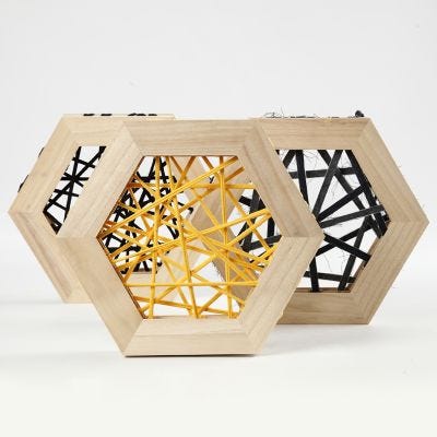 Arte de Cuerda con hilo de tubo de algodón en marcos de madera hexagonales. 