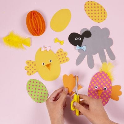 Crear tarjetas de pollitos y corderitos de Pascua con nuestro kit de Pascua.